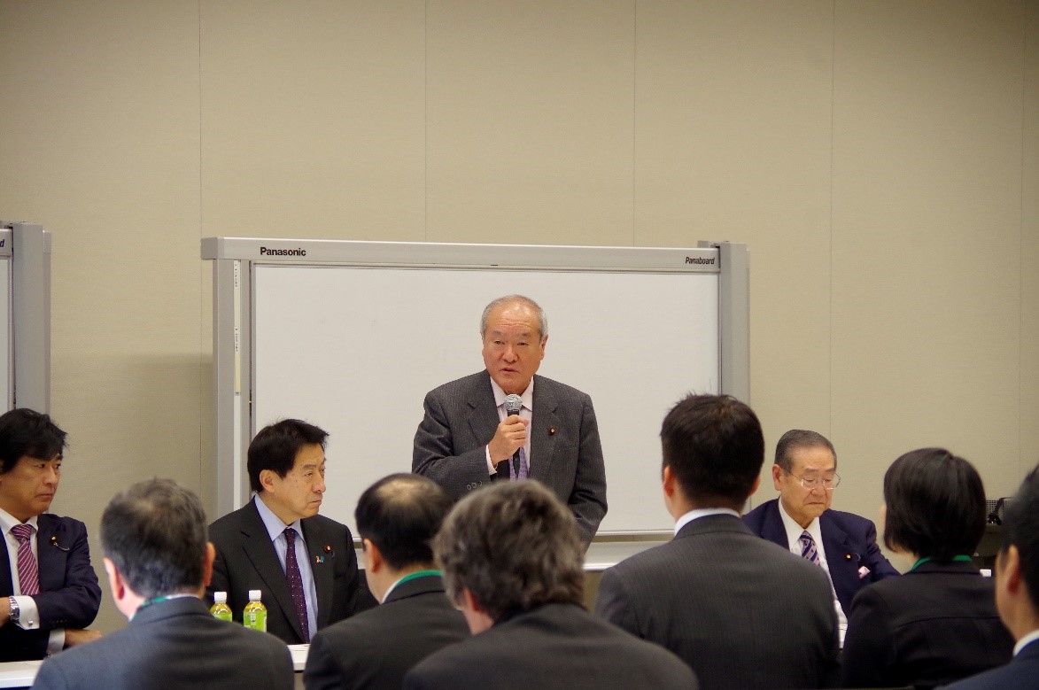 挨拶を述べる鈴木俊一リハ議連会長