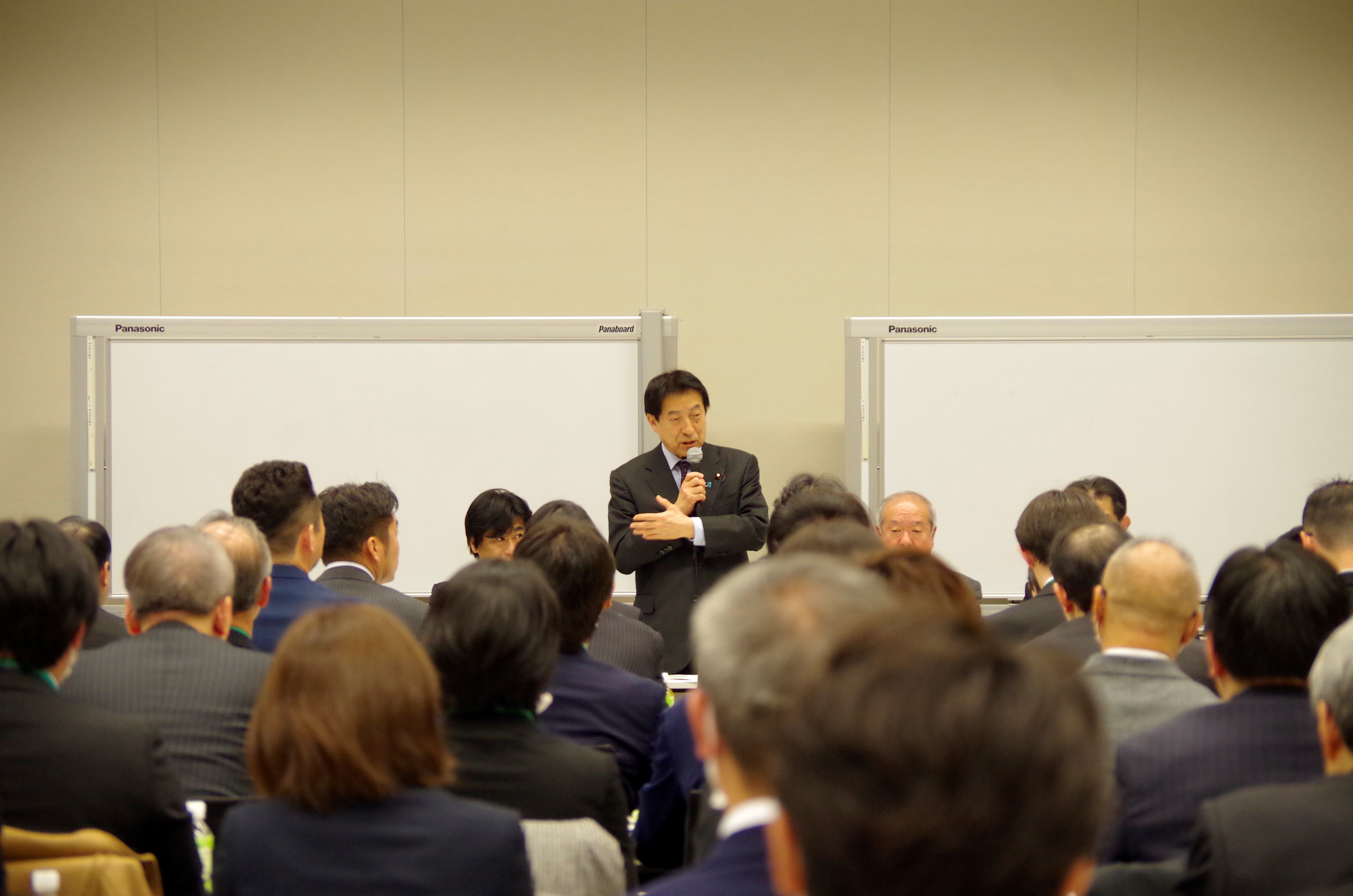 意見を述べる塩崎泰久リハ議連会長代理