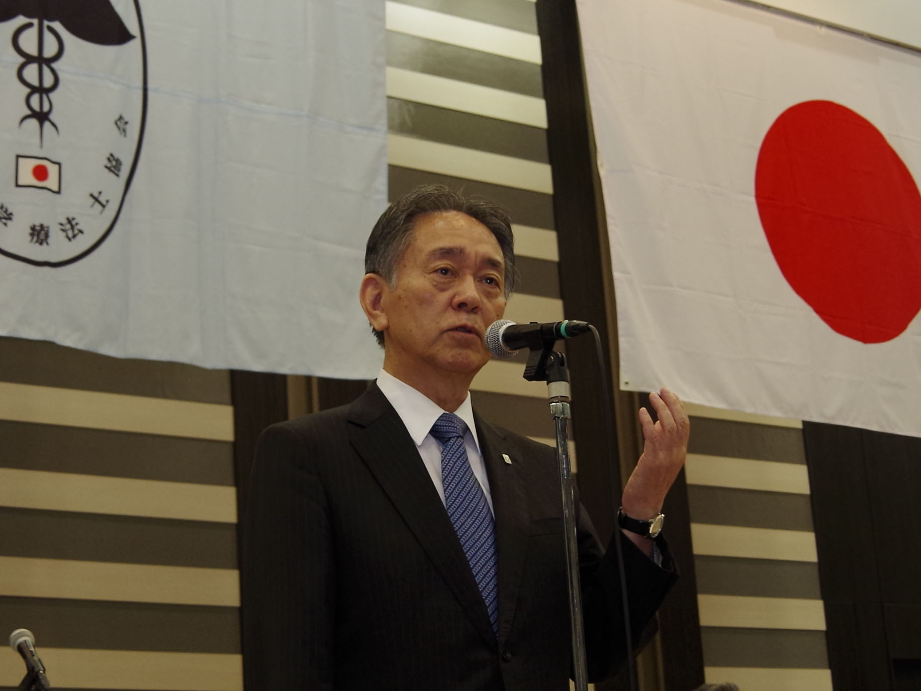 挨拶をする半田一登会長