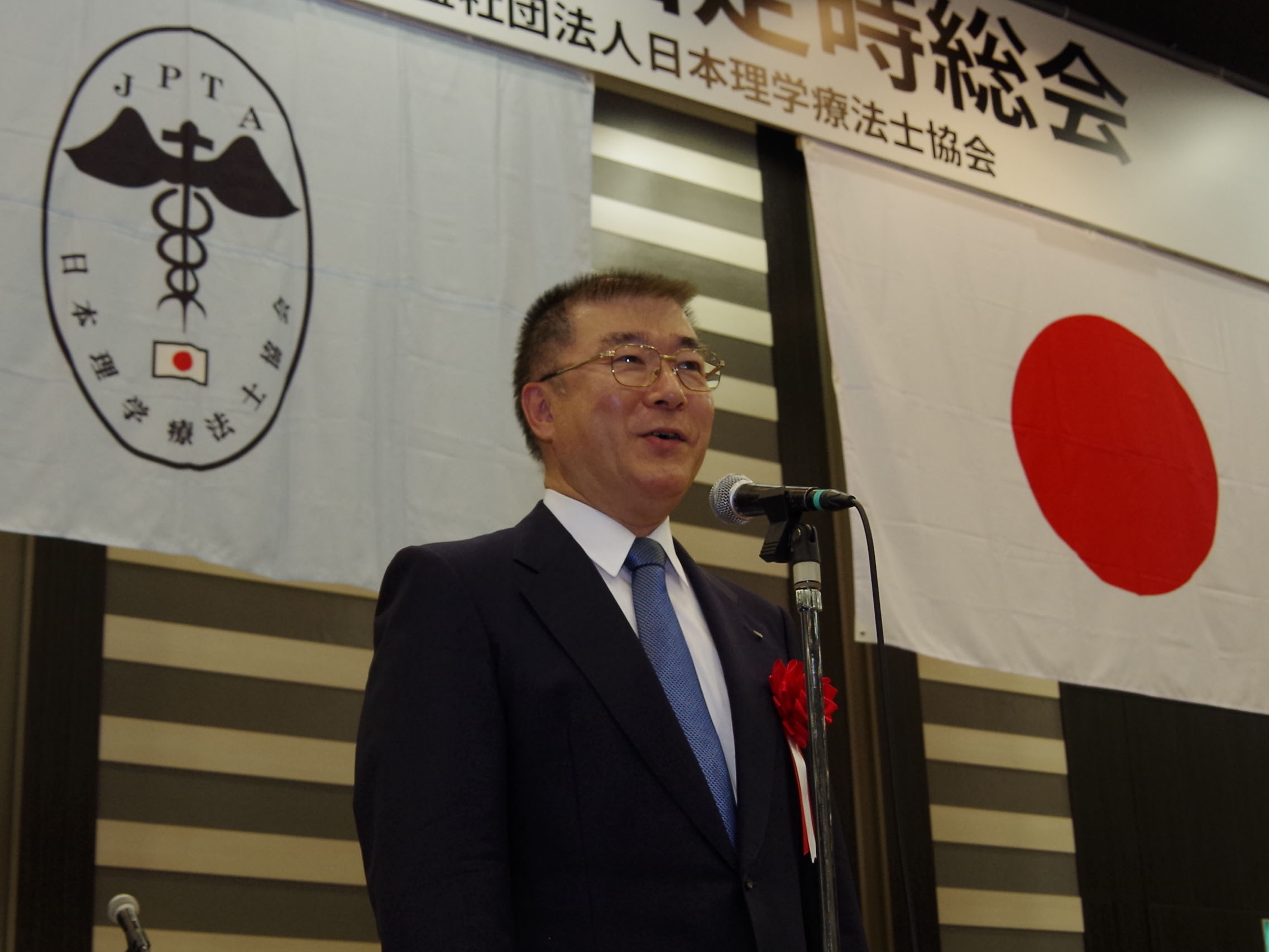 祝辞を述べる釜萢氏