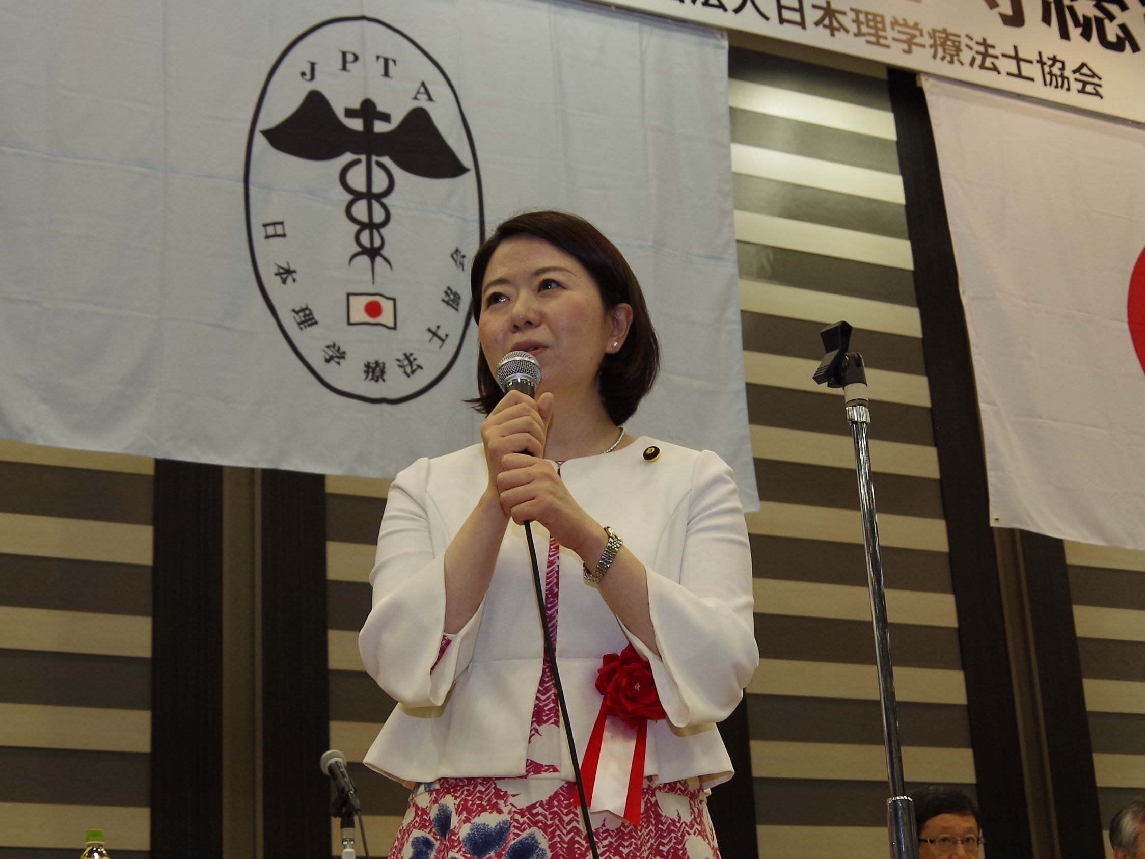 祝辞を述べる自見氏