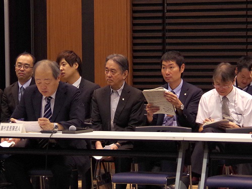 第1部を傍聴する半田会長・佐々木常務理事