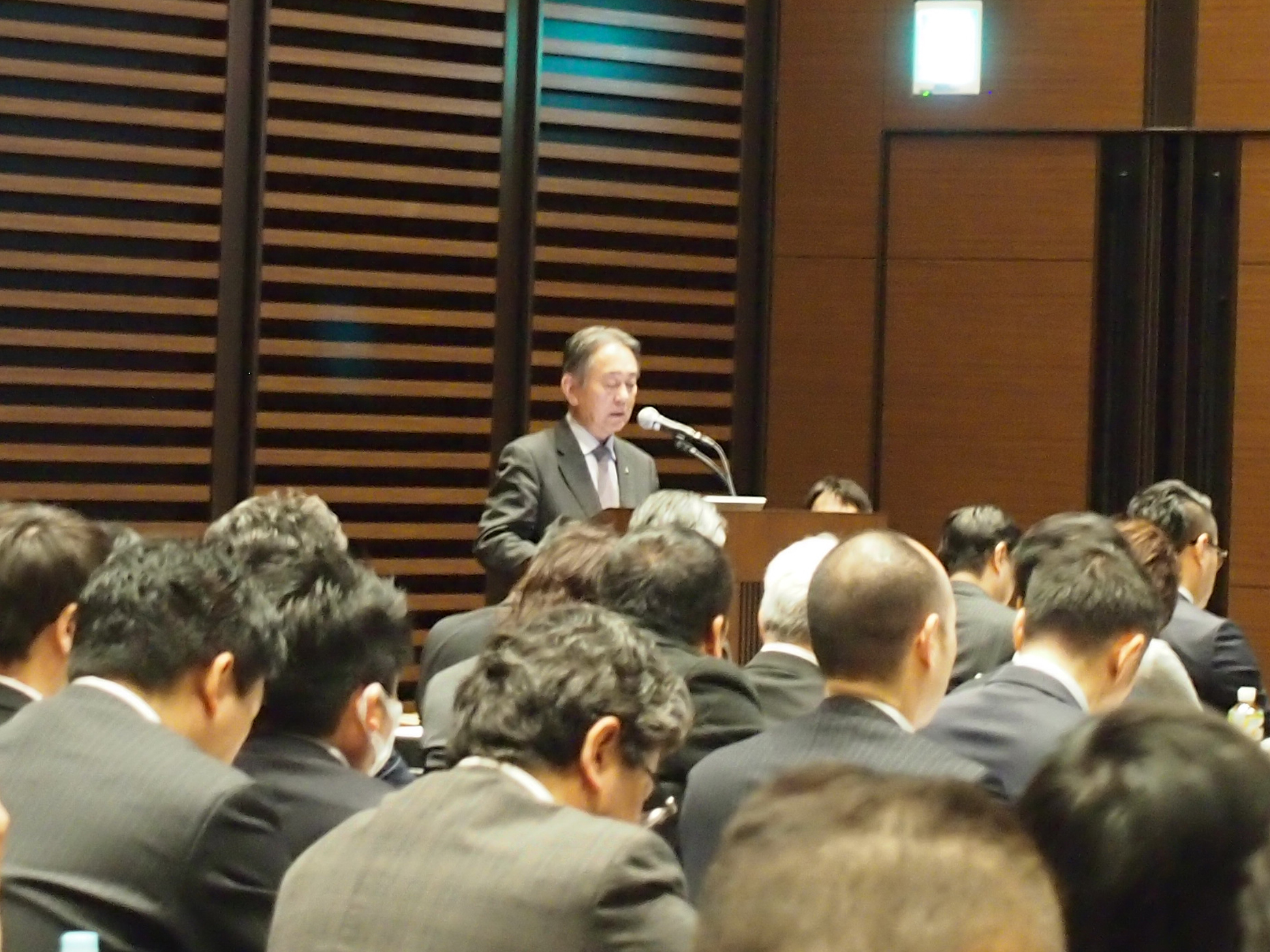 有識者として発表を行う会長の半田