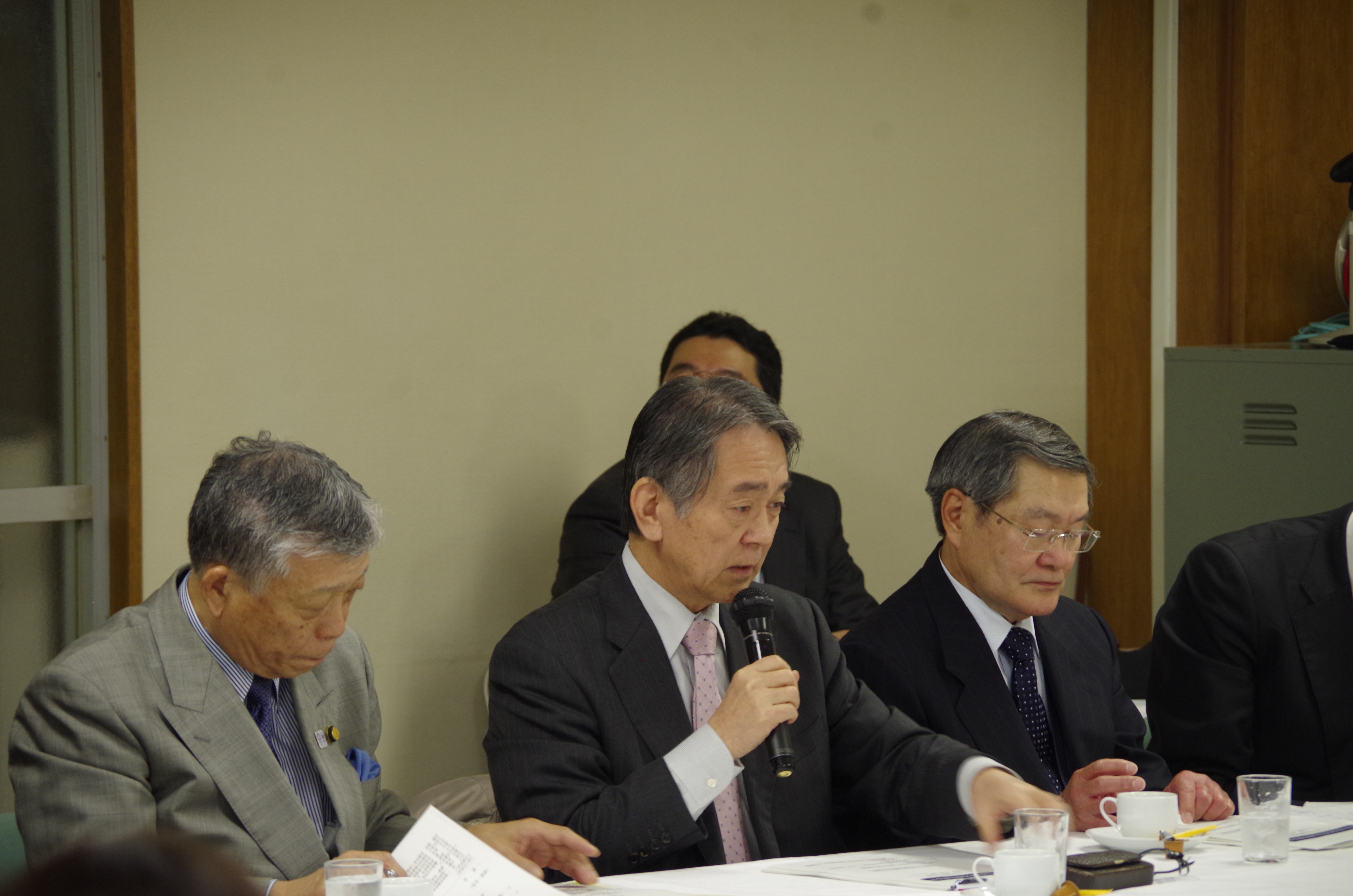 本会の取組みを紹介する半田会長