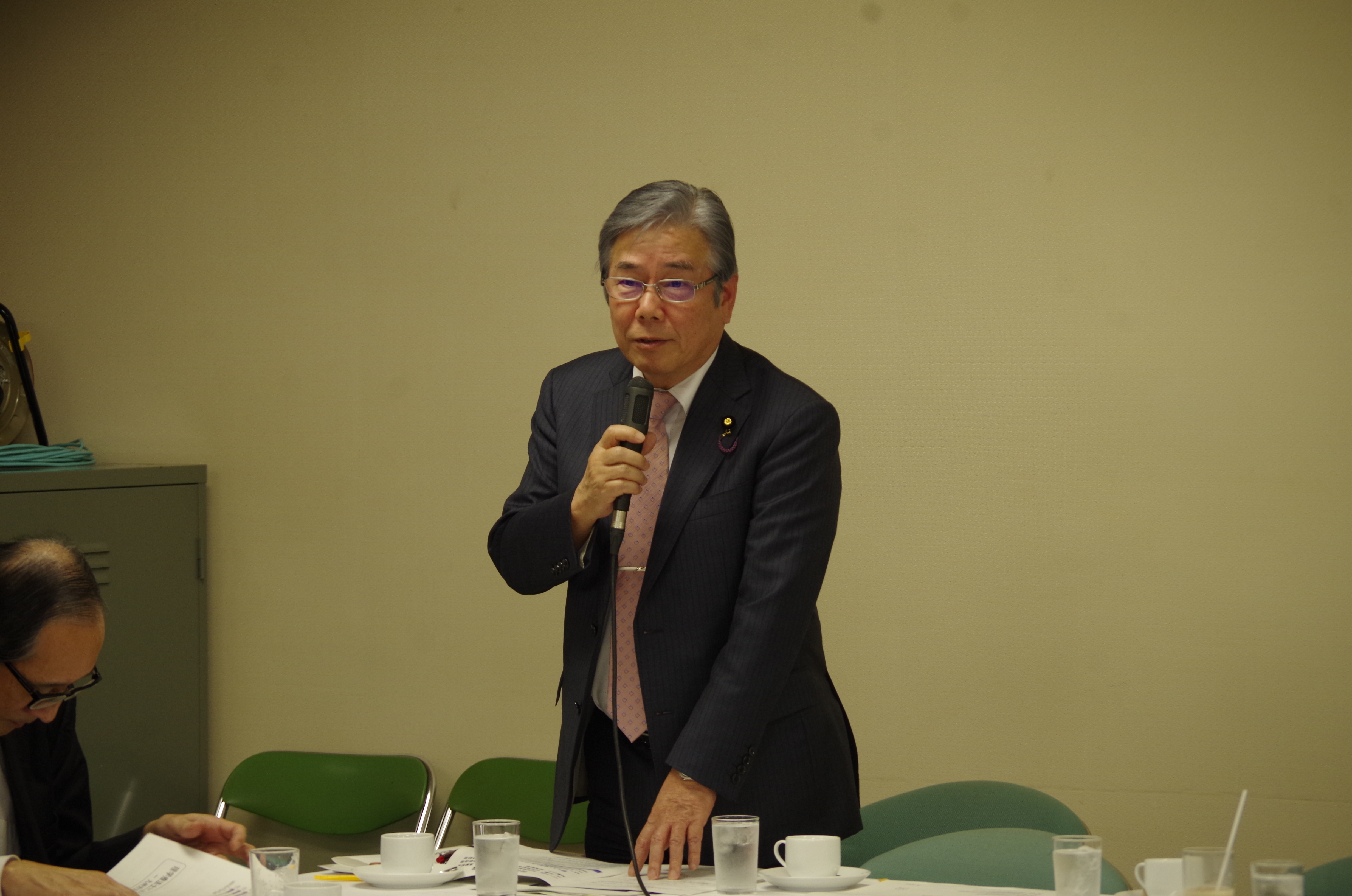あいさつをする小川副会長