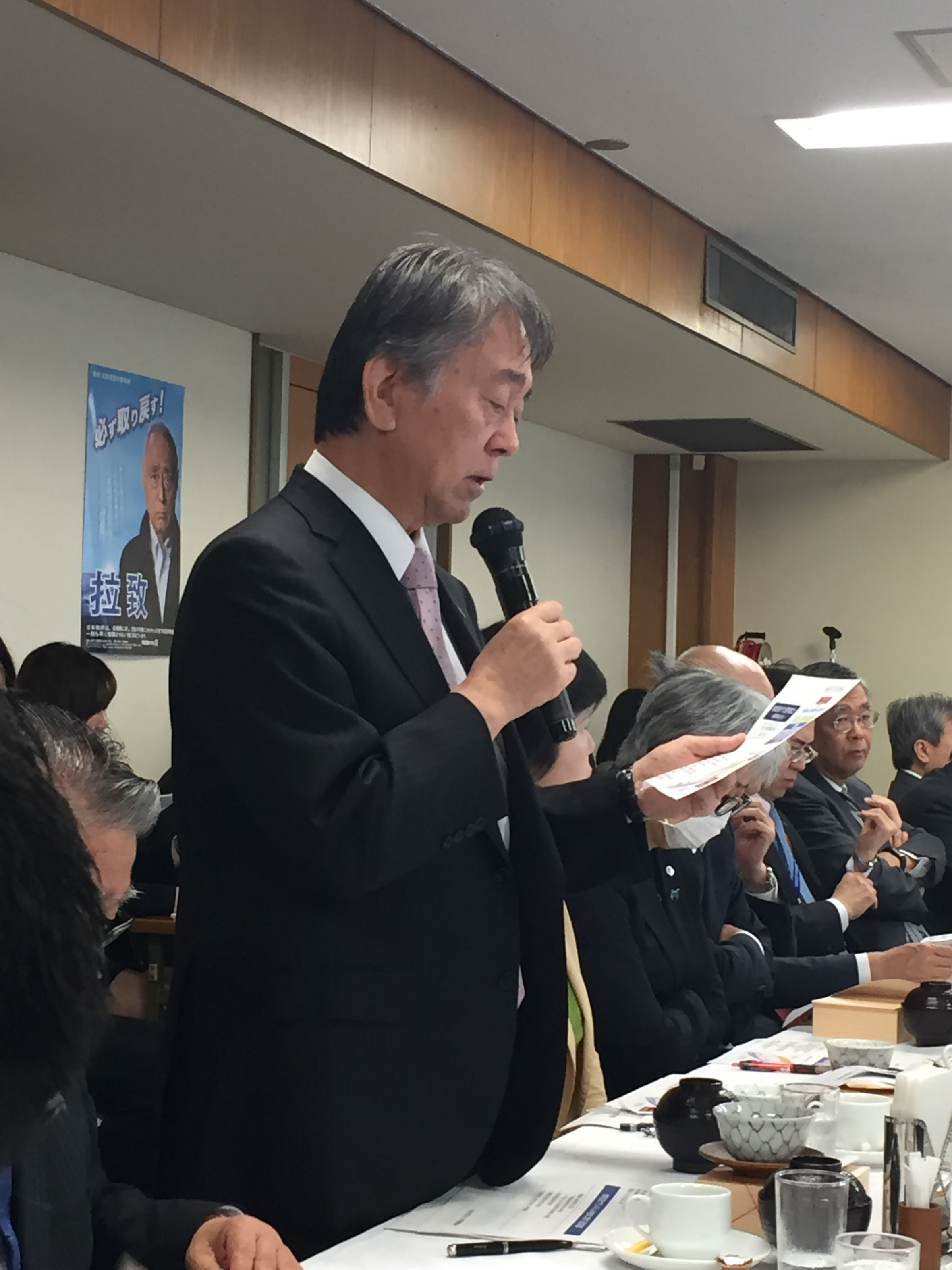 協会の取り組みについて説明する半田会長