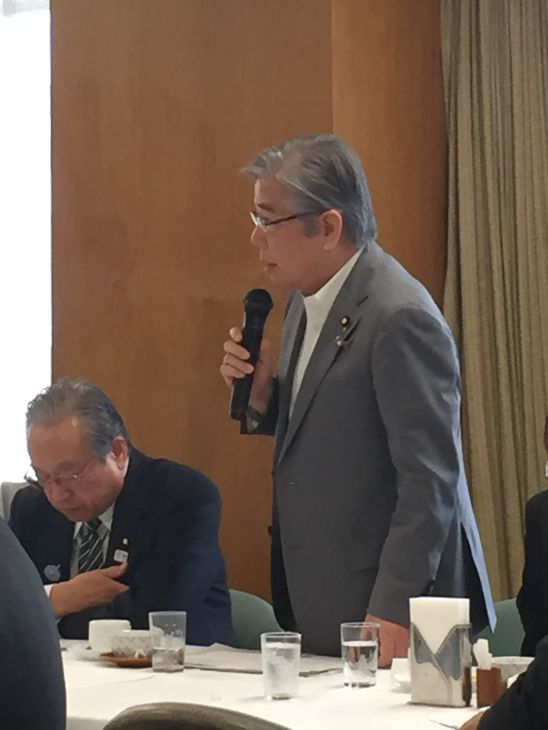 質疑を行う小川議員