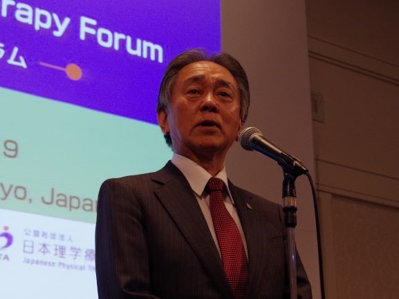 開会の挨拶をする半田会長