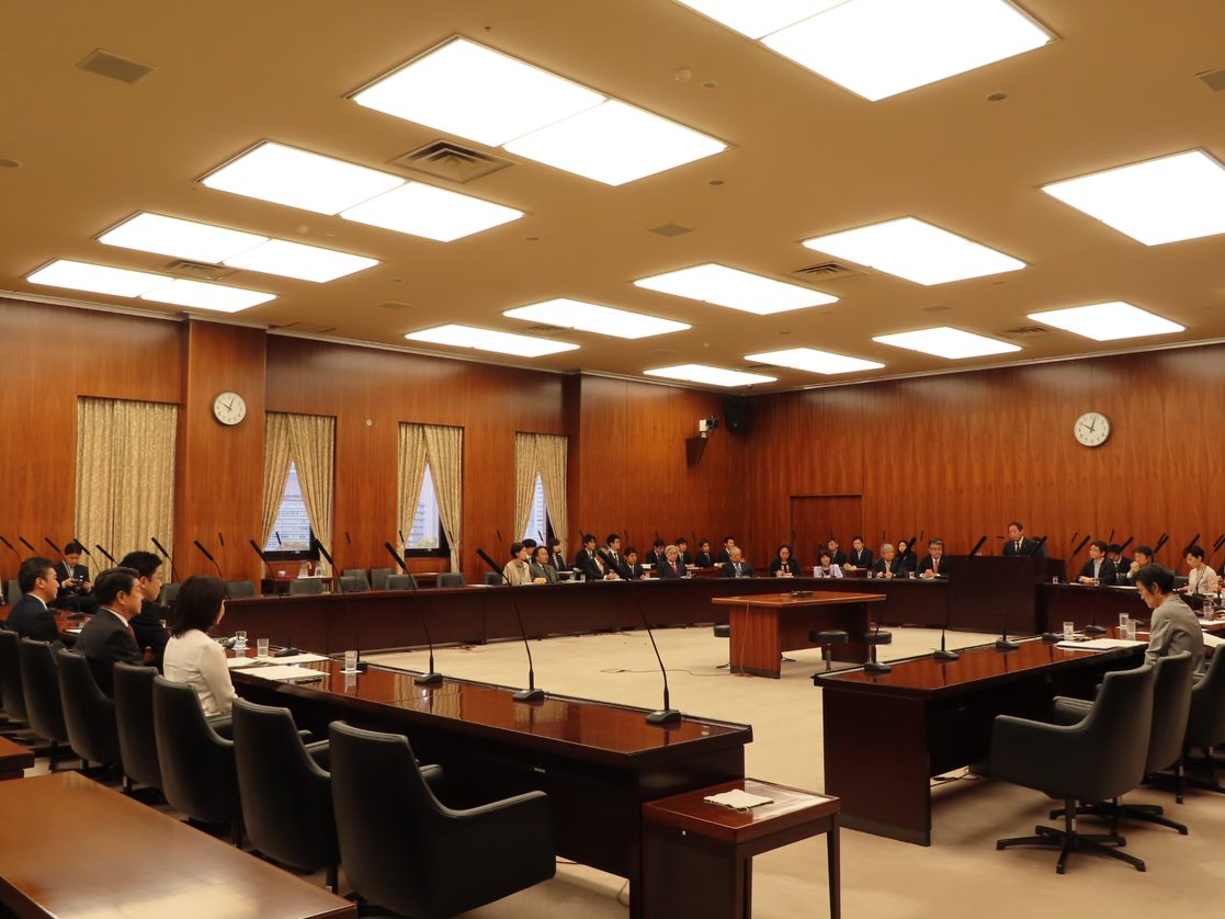 参議院厚生労働委員会の様子