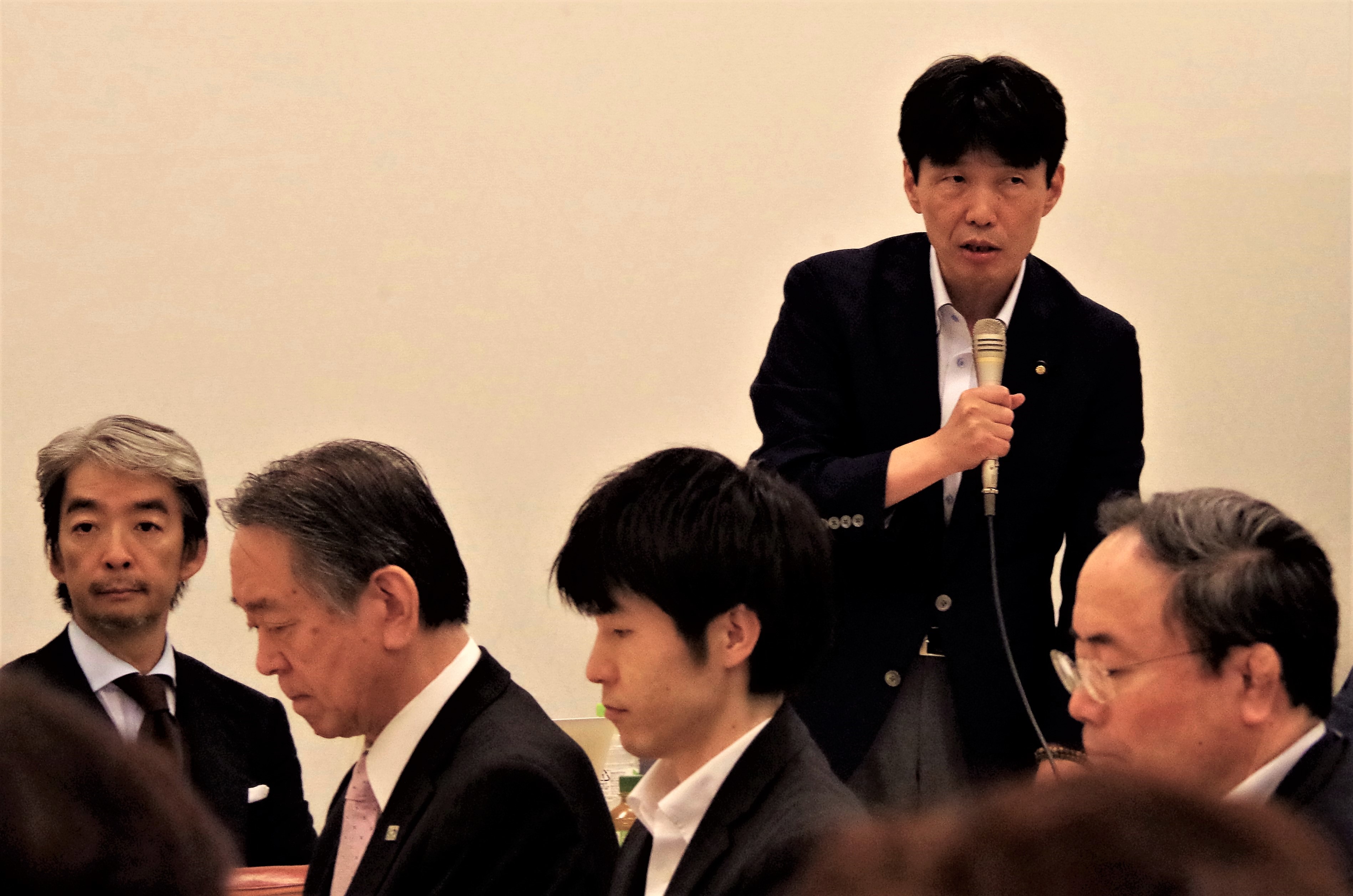 半田会長(左から2番目)