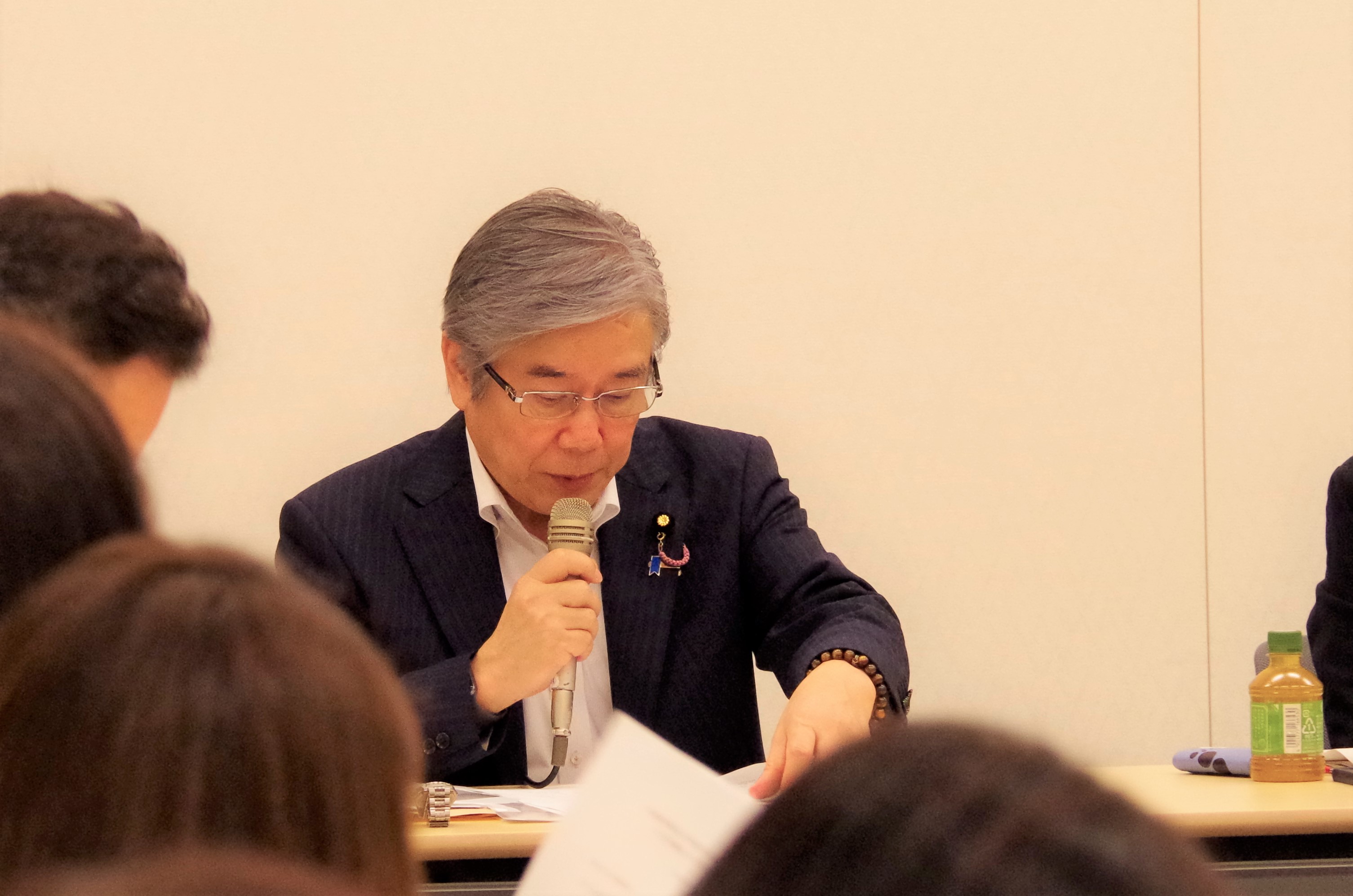 司会進行をする小川議員
