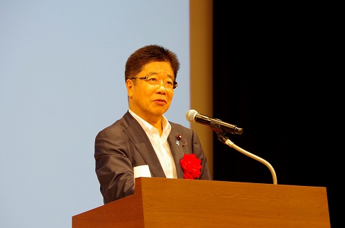 挨拶をする加藤勝信厚生労働大臣