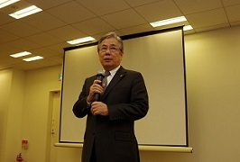 あいさつをする小川副会長