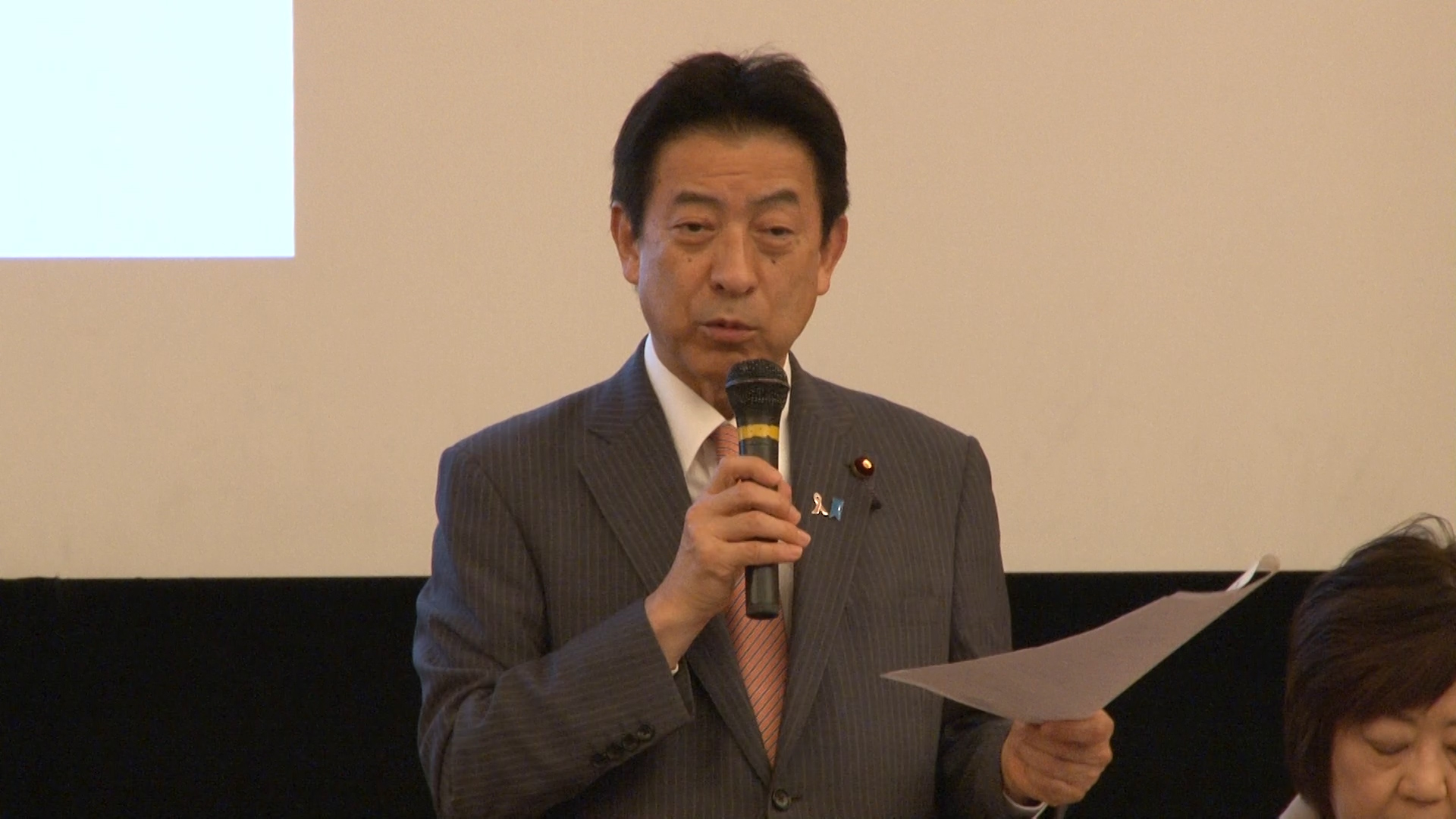 挨拶をする塩崎大臣