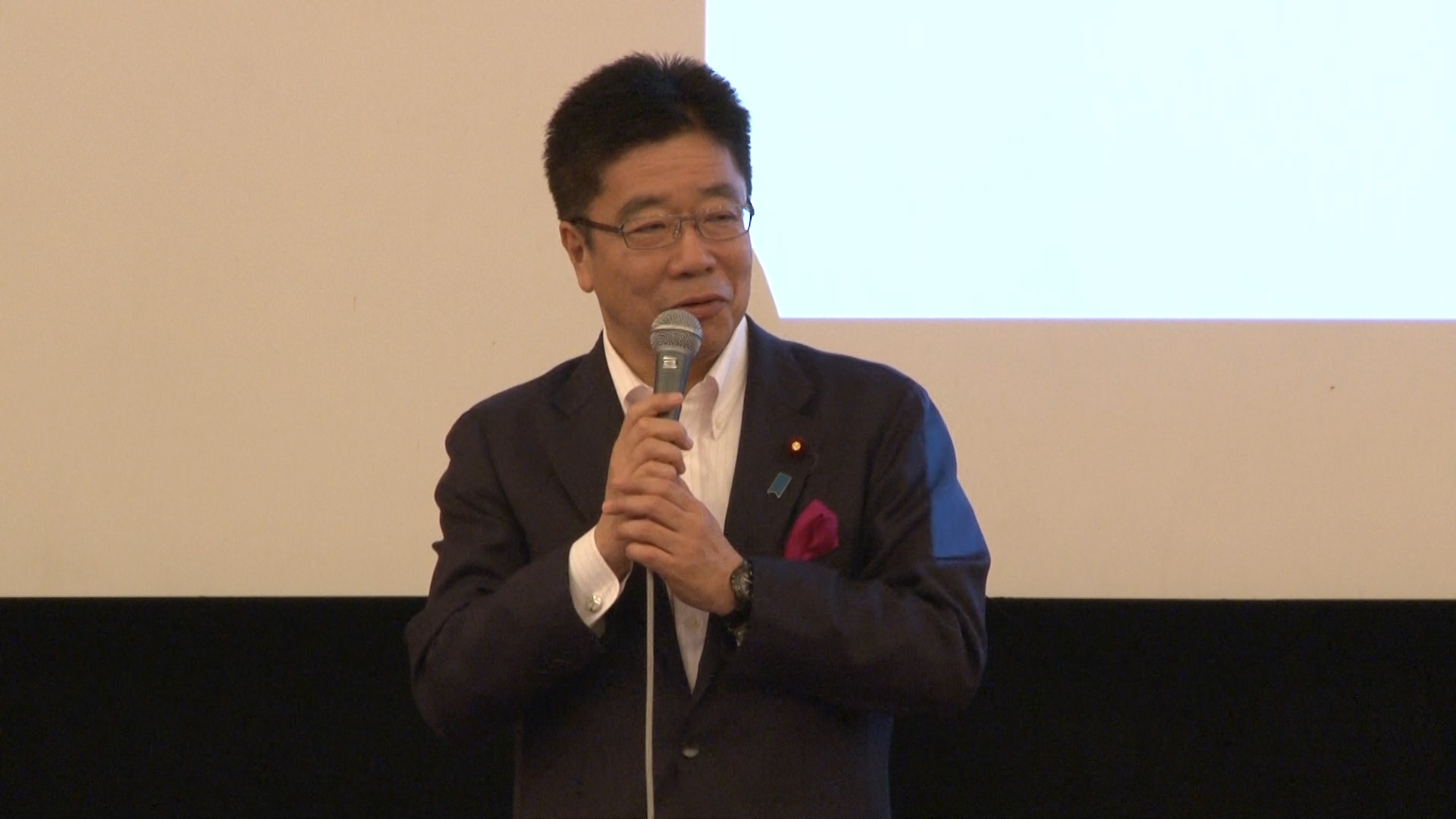 先進事例に関してコメントをする加藤大臣
