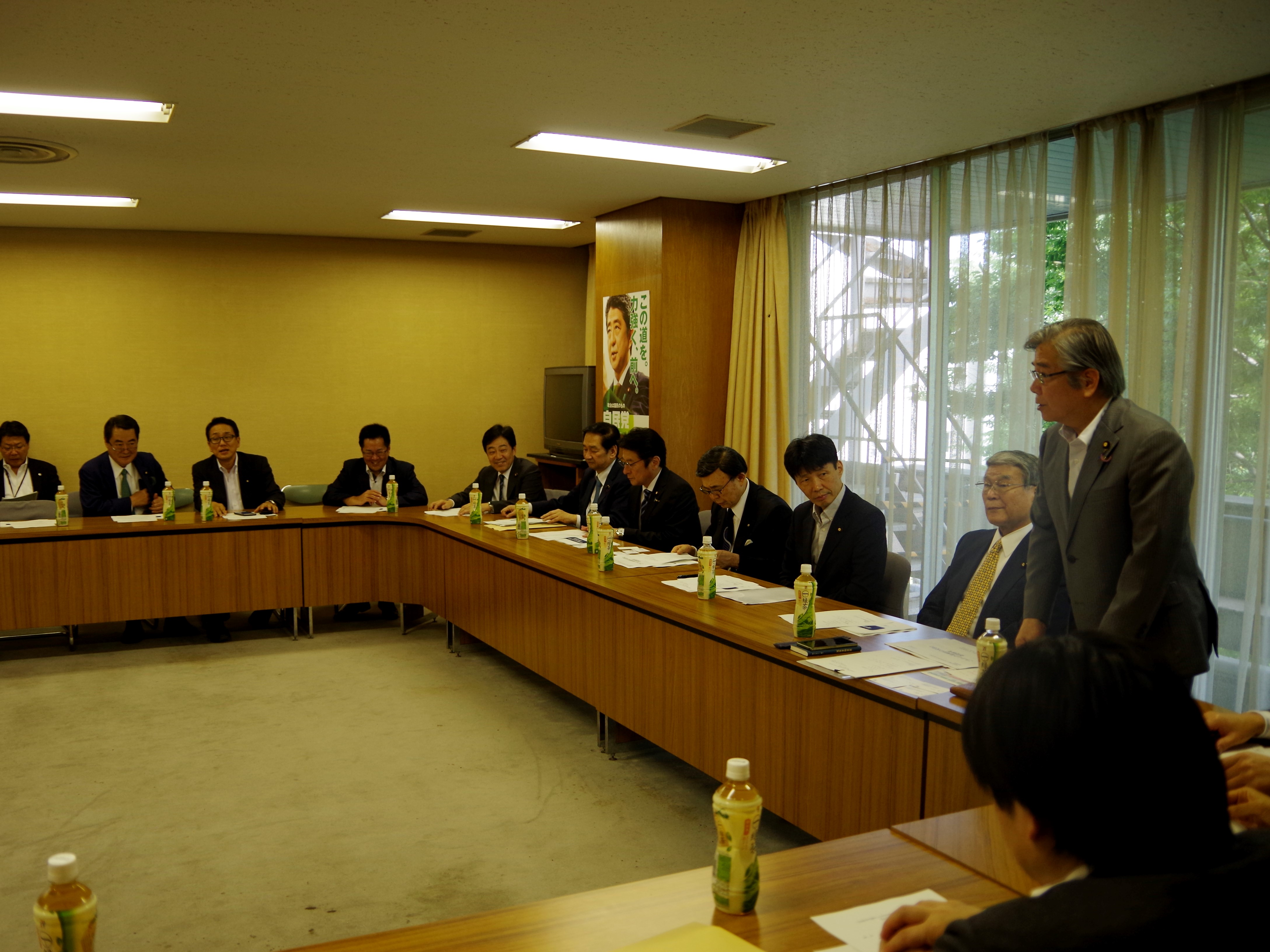 司会の挨拶をする小川議員