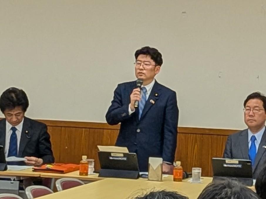 冒頭挨拶をする鬼木誠委員長