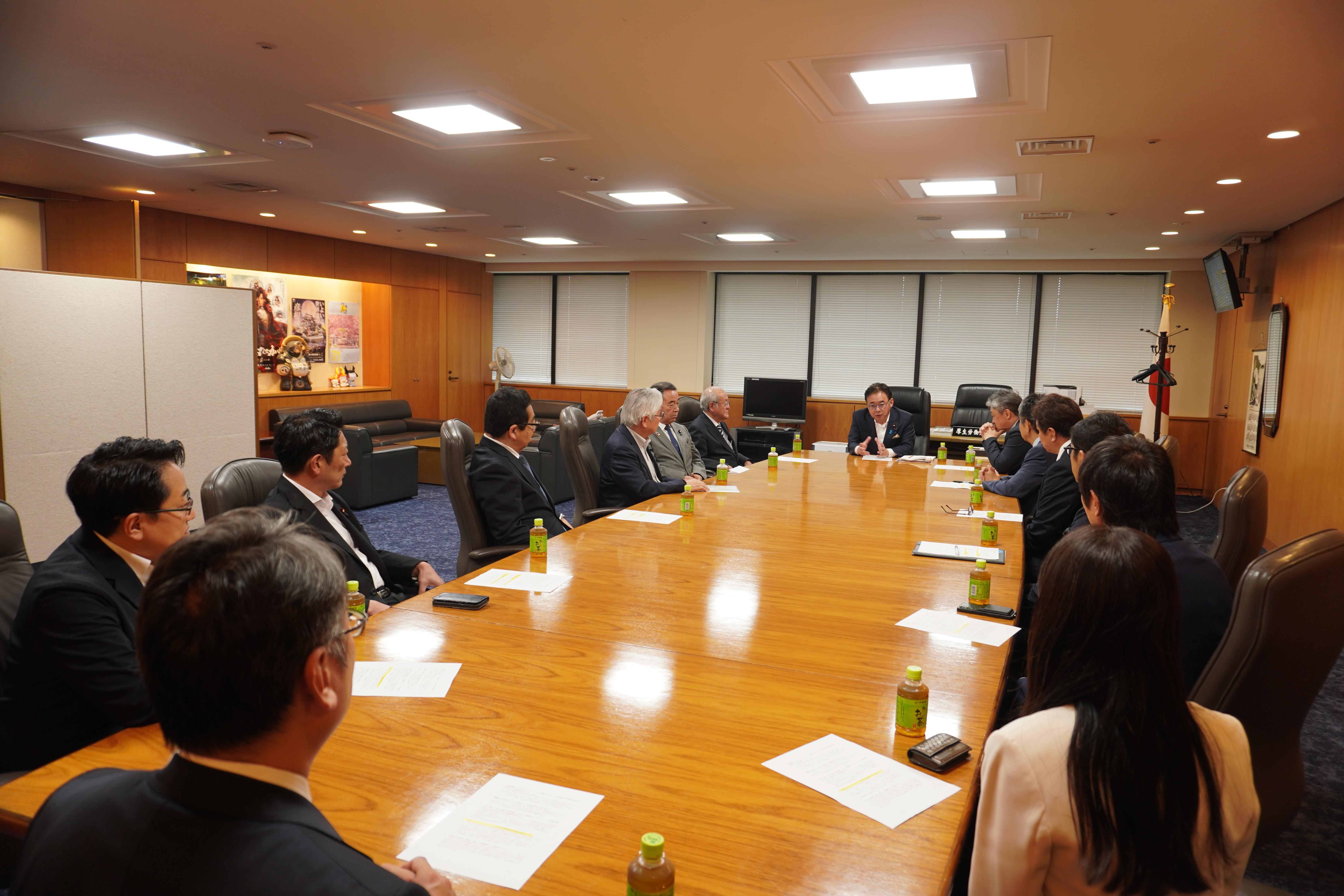 法改正を！上野賢一郎厚労大臣、平口洋法務大臣、小林鷹之自民党政調会長へ手交 - リハ議員連盟総会決議文申し入れ