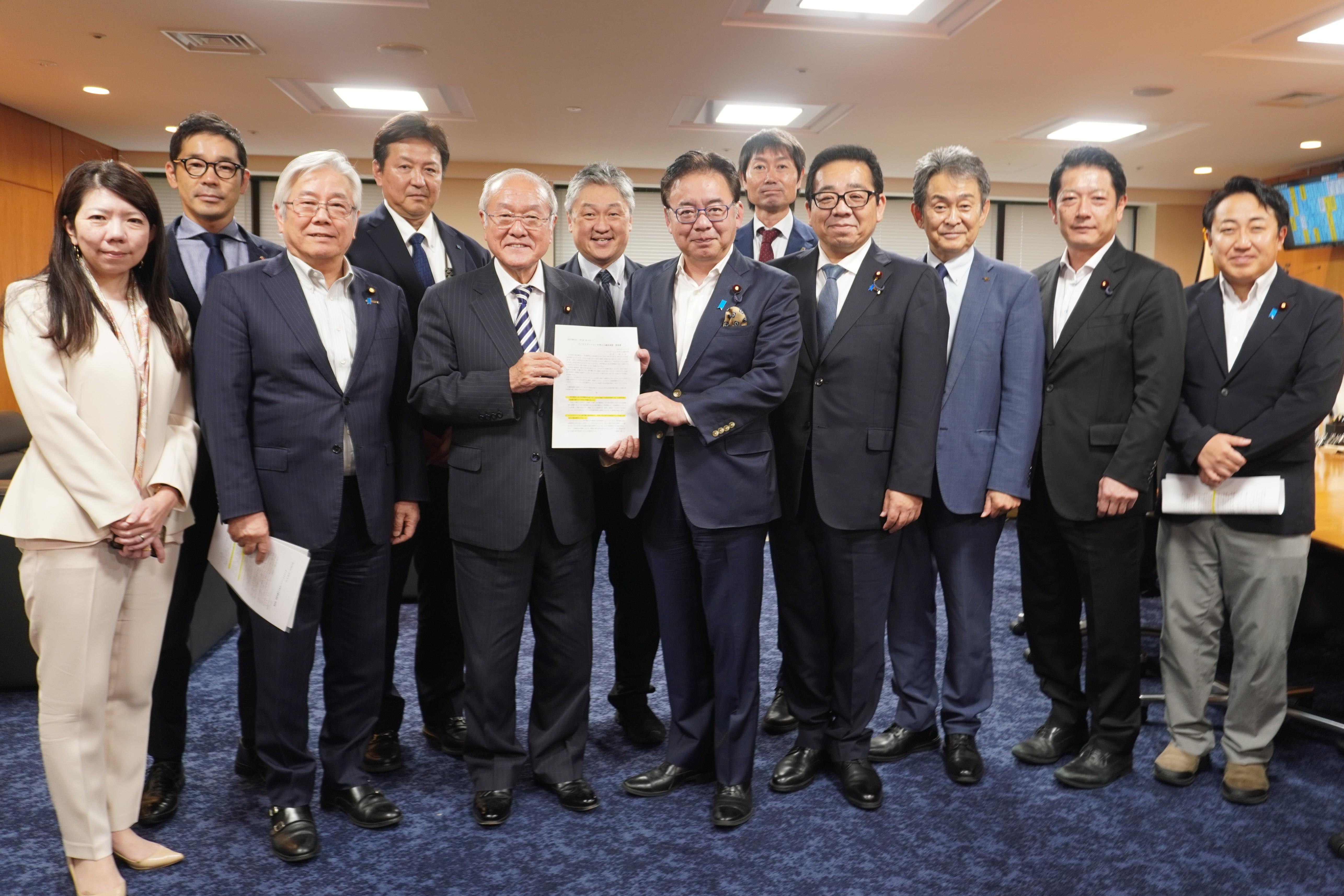 上野賢一郎厚生労働大臣への申し入れの様子