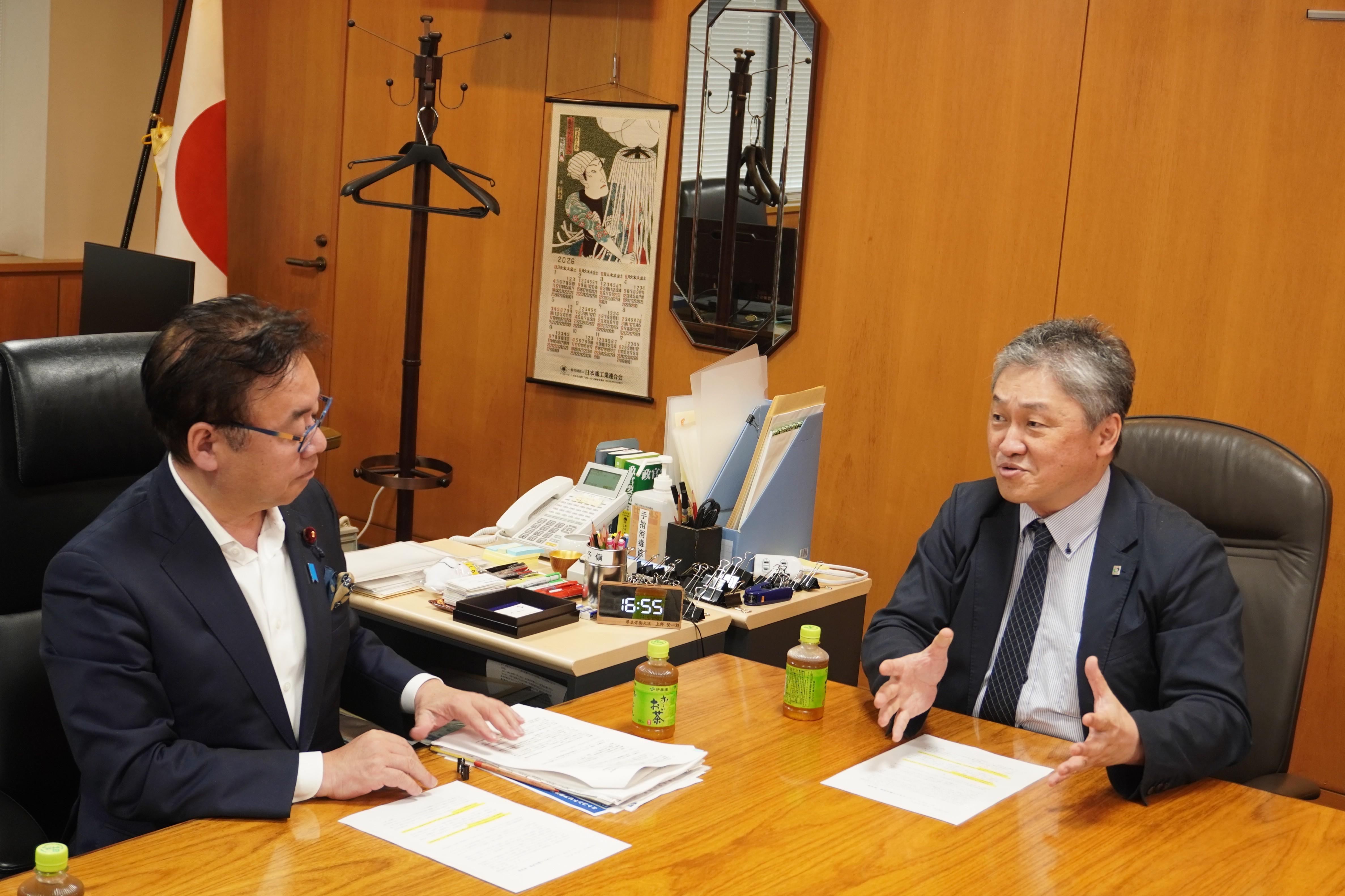 上野賢一郎厚生労働大臣へ要望を説明する斉藤秀之会長