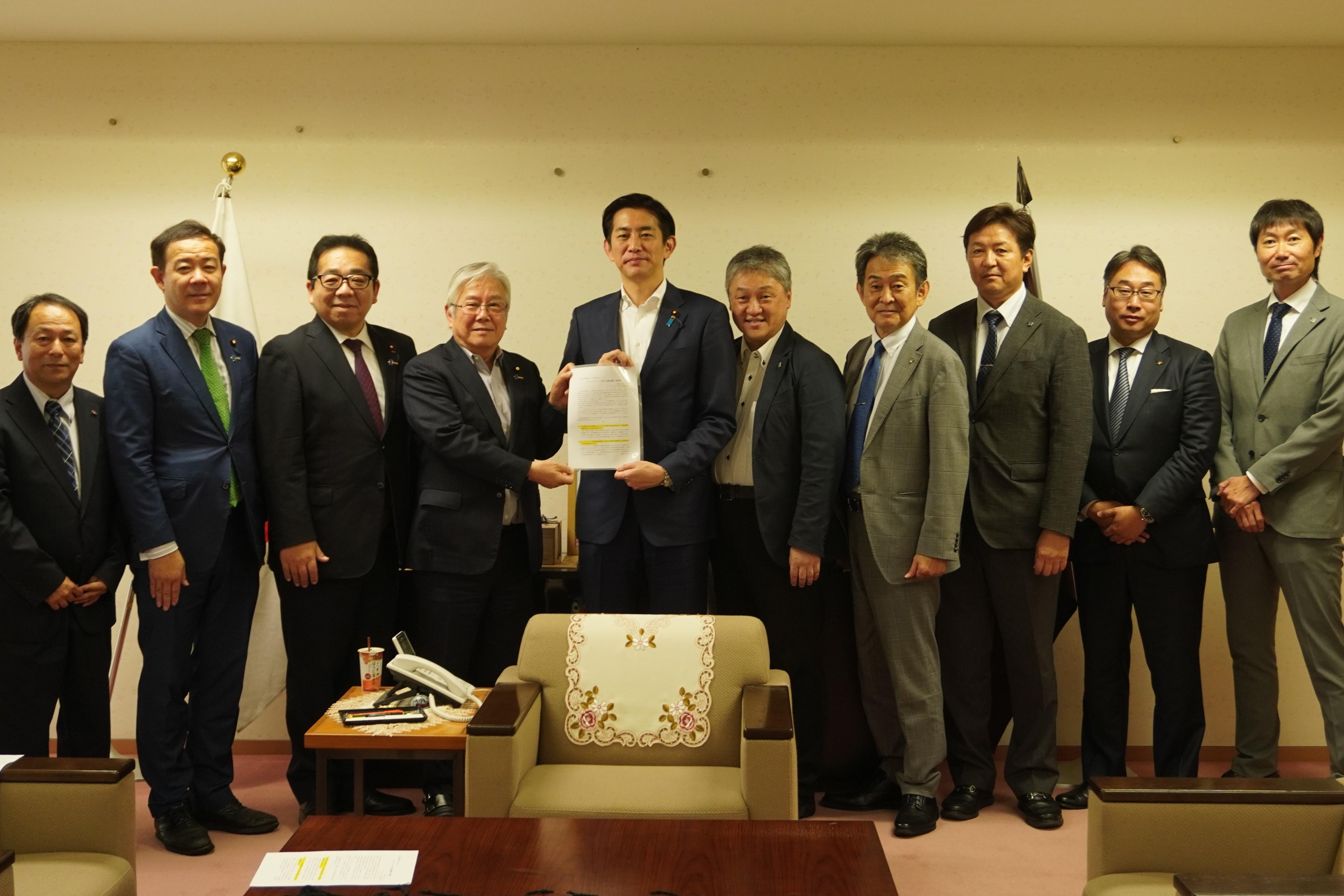 小林鷹之自由民主党政務調査会長への申し入れの様子