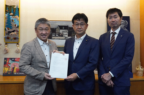 厚生労働省への要望書提出（左：斉藤秀之会長、右：佐々木嘉光副会長）