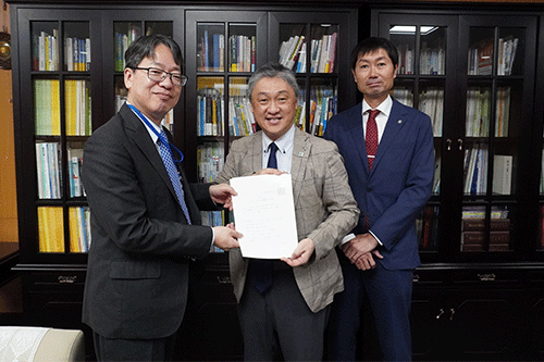 文部科学省への要望書提出（中央：斉藤秀之会長、右：佐々木嘉光副会長）