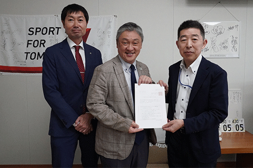 スポーツ庁への要望書提出（中央：斉藤秀之会長、左：佐々木嘉光副会長）