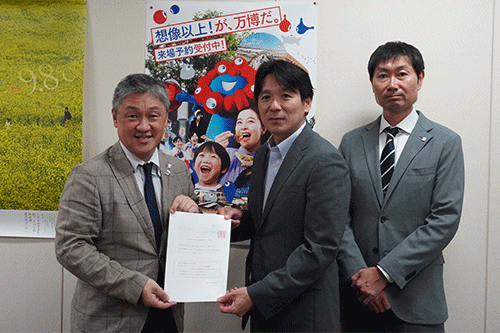 観光庁への要望書提出（左：斉藤秀之会長、右：佐々木嘉光副会長）