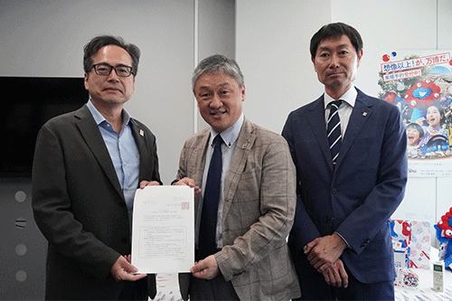 経済産業省への要望書提出（中央：斉藤秀之会長、左：佐々木嘉光副会長）