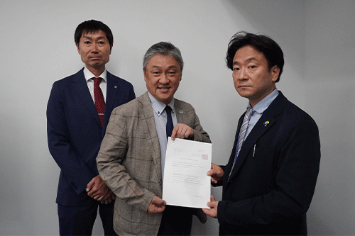 外務省への要望書提出（中央：斉藤秀之会長、左：佐々木嘉光副会長）