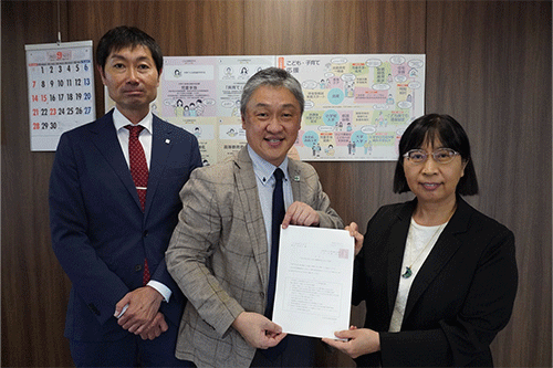 こども家庭庁への要望書提出（中央：斉藤秀之会長、左：佐々木嘉光副会長）