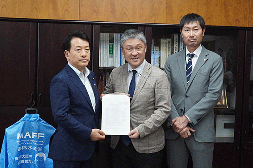 農林水産省への要望書提出（中央：斉藤秀之会長、右：佐々木嘉光副会長）