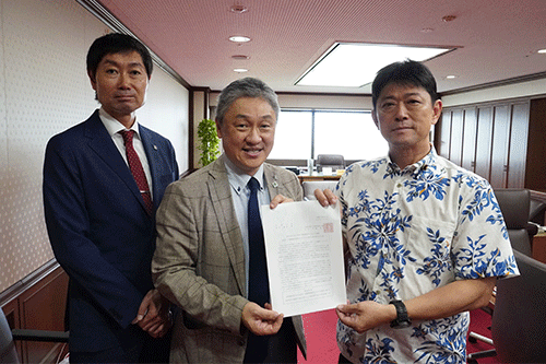 法務省への要望書提出（中央：斉藤秀之会長、左：佐々木嘉光副会長）