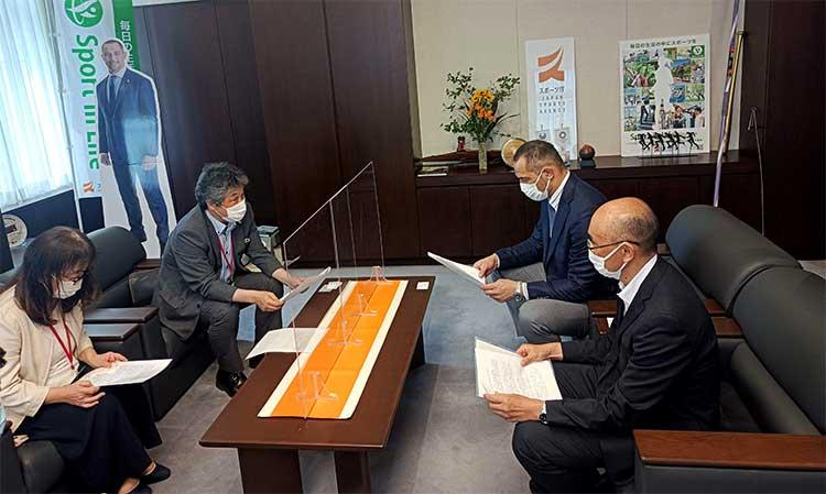 写真　厚生労働省に要望書を提出