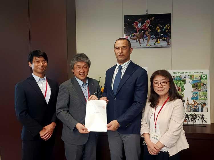 写真　厚生労働省に要望書を提出