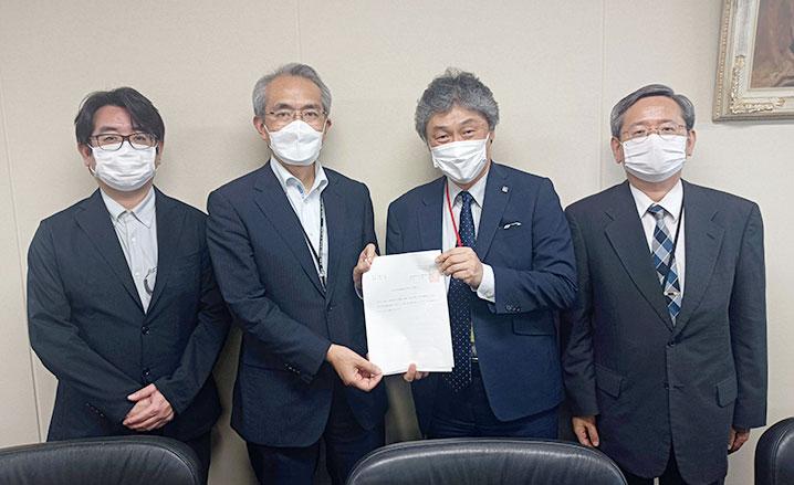 写真　厚生労働省に要望書を提出