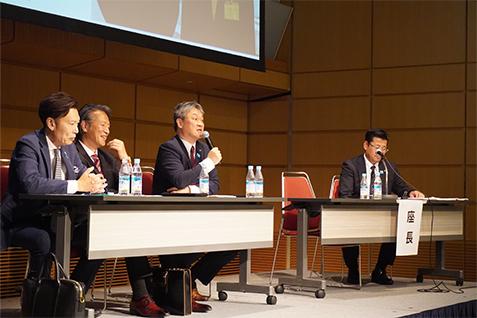 シンポジストとして登壇する斉藤秀之会長（右から2番目）