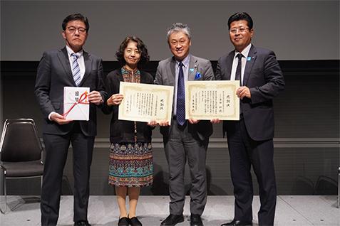 感謝状を授与される大会長他