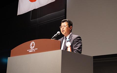 挨拶をする豊田輝大会長
