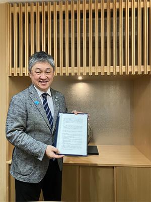 覚書に署名する斉藤秀之会長2