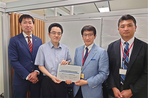 左から佐々木嘉光副会長、厚生労働省保険局医療課 林課長、全国リハビリテーション医療関連団体協議会報酬対策委員会 近藤国嗣委員長、回復期リハビテーション病棟協会 岡本隆嗣副会長