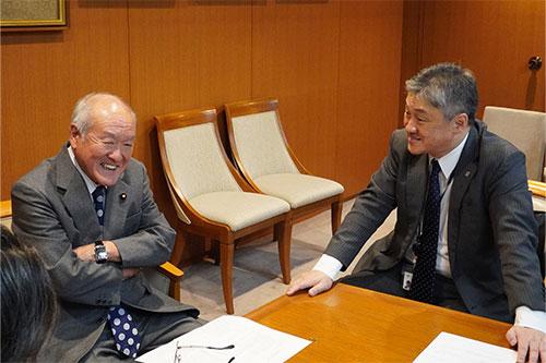 鈴木 俊一 幹事長へ要望を説明する斉藤秀之会長