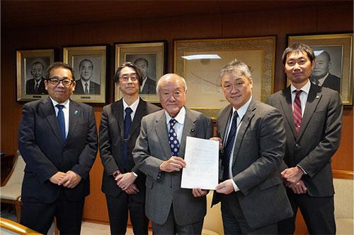 鈴木 俊一 幹事長への申し入れの様子*及川龍彦 岩手県理学療法士会会長もご同席(左から2番目)