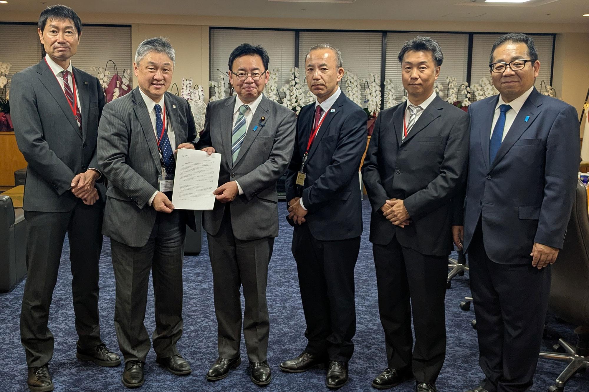 上野 賢一郎 厚生労働大臣への申し入れの様子*岩﨑正和 和歌山県理学療法士協会会長もご同席(右から3番目)