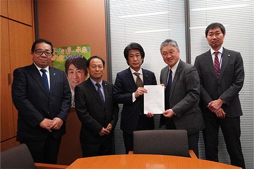 田村 憲久 政務調査会長代行への申し入れの様子*南出光章 三重県理学療法士会会長もご同席(左から2番目)