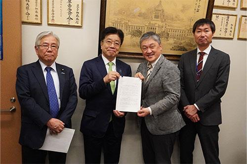 加藤 勝信 政治制度改革本部長への申し入れの様子