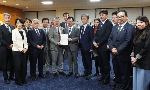 上野賢一郎厚生労働大臣への申し入れの様子