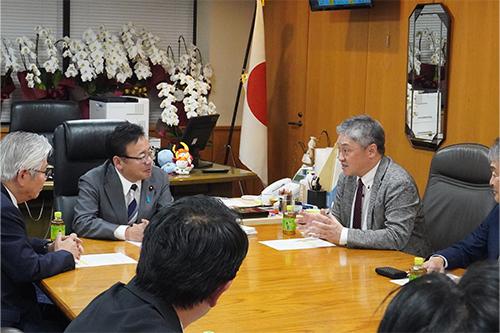 上野賢一郎厚生労働大臣へ要望を説明する斉藤秀之会長