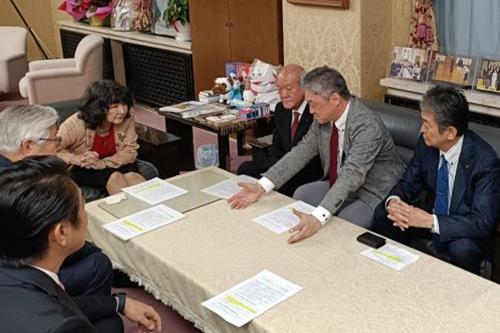 片山さつき財務大臣へ要望を説明する斉藤秀之会長